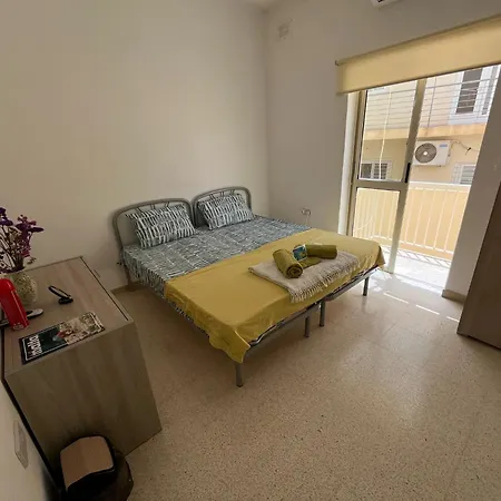 Spacious , In Shared House Perfect Location Pensjonat