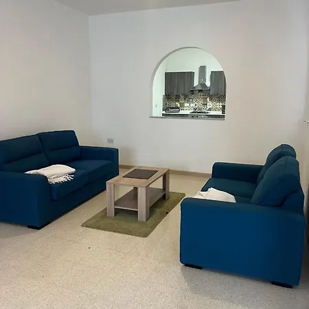 Spacious , In Shared House Perfect Location *