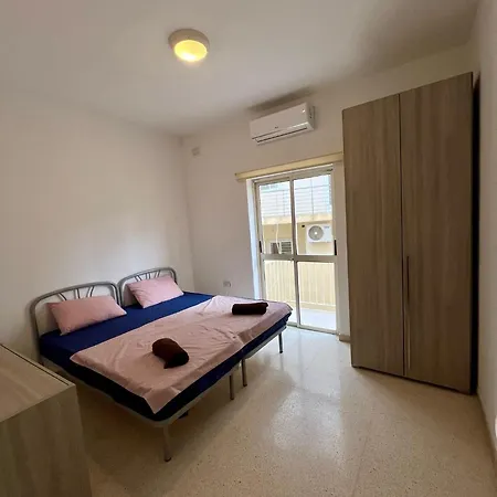 Spacious , In Shared House Perfect Location